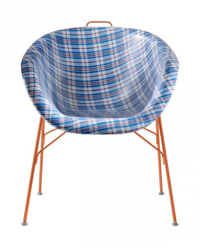 La poltroncina Eu/phoria di Eumenes in vendita su Made in design ha la seduta monoscocca realizzata in Woodstock, un materiale flessibile e resistente, con rivestimento plastificato stampa scozzese. Le gambe sono in acciaio verniciato. Misura L 68 x P 57 x H 80 cm. Prezzo 330 euro. www.madeindesign.it La poltroncina Eu/phoria di Eumenes in vendita su Made in design ha la seduta monoscocca realizzata in Woodstock, un materiale flessibile e resistente, con rivestimento plastificato stampa scozzese. Le gambe sono in acciaio verniciato. Misura L 68 x P 57 x H 80 cm. Prezzo 330 euro. www.madeindesign.it