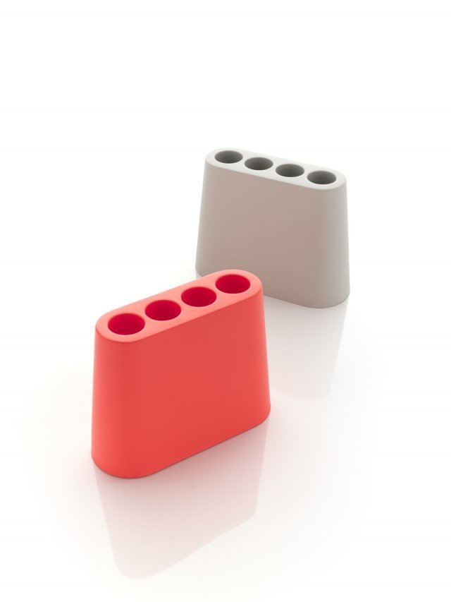 Il portaombrelli Aki di B-line è realizzato in polietilene stampato in cinque colori; il design semplice e essenziale permette di sistemarlo dove si vuole. Può essere usato anche all'esterno. Misura L 48 x P 18,5 x H 36 cm. Prezzo 112 euro. www.b-line.it Il portaombrelli Aki di B-line è realizzato in polietilene stampato in cinque colori; il design semplice e essenziale permette di sistemarlo dove si vuole. Può essere usato anche all'esterno. Misura L 48 x P 18,5 x H 36 cm. Prezzo 112 euro. www.b-line.it