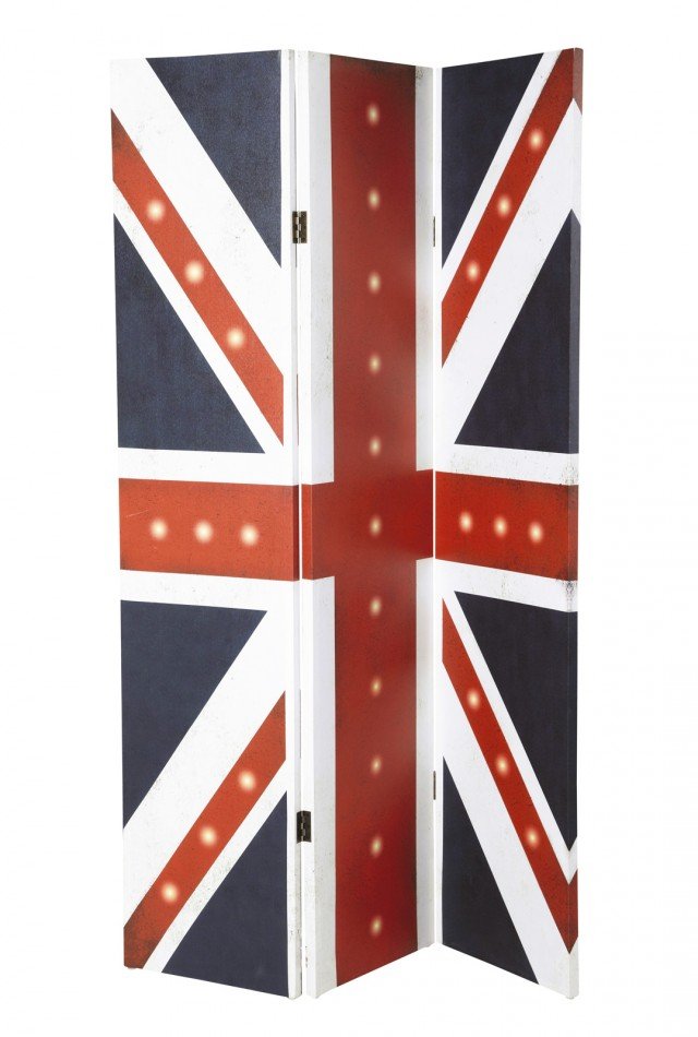 Il paravento Britain di Maisons du monde è formato da tre ante in tela decorate dalla presenza di piccoli diodi luminosi che creano una luce soffusa. Misura L 120 x P 3 x H 180 cm. Prezzo 79,99 euro. www.maisonsdumonde.com Il paravento Britain di Maisons du monde è formato da tre ante in tela decorate dalla presenza di piccoli diodi luminosi che creano una luce soffusa. Misura L 120 x P 3 x H 180 cm. Prezzo 79,99 euro. www.maisonsdumonde.com