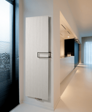 Canyon white aluminium Ideato dal designer Win Segers, il radiatore in alluminio Canyon di Vasco è composto da profili verticali che si ispirano alle linee rocciose del Grand Canyon. I profili in alluminio estruso sono fissati ad un collettore in alto e in basso da un sistema brevettato di pressione a secco che garantisce l’assenza di perdite. Dimensioni: larghezza (mm) 380, 455, 530, 605; altezza (mm) 1600, 1800, 2000, 2200. Resa termica fino a 2509 watt. www.vasco.eu Canyon white aluminium Ideato dal designer Win Segers, il radiatore in alluminio Canyon di Vasco è composto da profili verticali che si ispirano alle linee rocciose del Grand Canyon. I profili in alluminio estruso sono fissati ad un collettore in alto e in basso da un sistema brevettato di pressione a secco che garantisce l’assenza di perdite. Dimensioni: larghezza (mm) 380, 455, 530, 605; altezza (mm) 1600, 1800, 2000, 2200. Resa termica fino a 2509 watt. www.vasco.eu