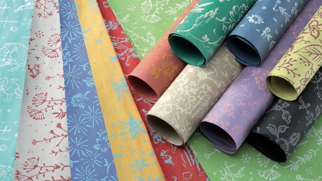 Carta regalo colorata in fantasia natalizia realizzata con carta riciclata. www.arbos.it. Focus AFM feste e ricorrenze dedicato ad artefatti e decori, prodotti inseriti nel database L’Altra Faccia del Macero su www.comieco.org Carta regalo colorata in fantasia natalizia realizzata con carta riciclata. www.arbos.it. Focus AFM feste e ricorrenze dedicato ad artefatti e decori, prodotti inseriti nel database L’Altra Faccia del Macero su www.comieco.org