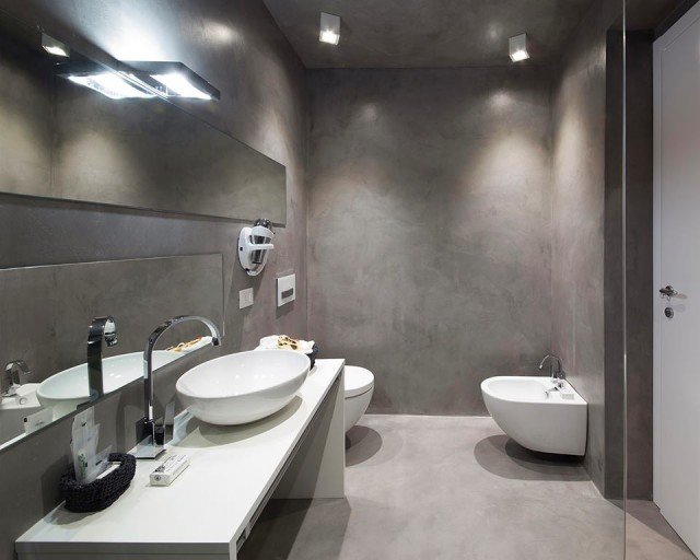 La Natural G40 è una resina in polvere che viene usata per creare pavimenti e arredi ad effetto cemento naturale o cemento bianco. Nell’immagine la resina Natural G40 di Elekta è stata usata per il rivestimento del locale bagno. Composta da minuscole particelle di resina, cariche minerali e cemento, il composto si presenta in polvere finissima e per utilizzarla si deve aggiungere acqua. La resina si applica a spatola per ottenere effetti e sfumature tipiche del cemento con notevole resistenza al graffio. Occupa uno spessore massimo di 3 millimetri ed è disponibile in 12 colorazioni con tutte le sfumature e i toni naturali tipici del cemento. Ideale su superfici nuove e per ristrutturazioni, la resina Natural G40 è direttamente applicabile su qualsiasi rivestimento con velocità di posa e inodore. www.elektaresine.it La Natural G40 è una resina in polvere che viene usata per creare pavimenti e arredi ad effetto cemento naturale o cemento bianco. Nell’immagine la resina Natural G40 di Elekta è stata usata per il rivestimento del locale bagno. Composta da minuscole particelle di resina, cariche minerali e cemento, il composto si presenta in polvere finissima e per utilizzarla si deve aggiungere acqua. La resina si applica a spatola per ottenere effetti e sfumature tipiche del cemento con notevole resistenza al graffio. Occupa uno spessore massimo di 3 millimetri ed è disponibile in 12 colorazioni con tutte le sfumature e i toni naturali tipici del cemento. Ideale su superfici nuove e per ristrutturazioni, la resina Natural G40 è direttamente applicabile su qualsiasi rivestimento con velocità di posa e inodore. www.elektaresine.it