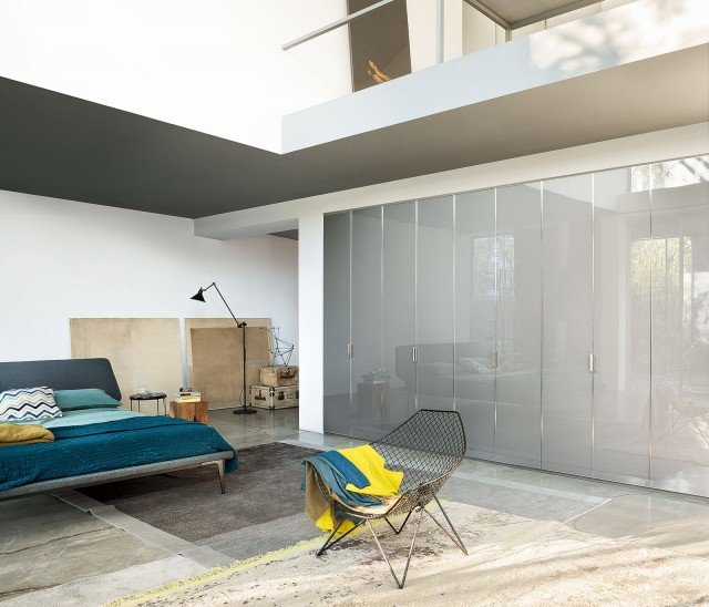 metallo e vetro Nur (Officinadesign Lema) in questa originale soluzione strutturale ha ante a battente di vetro lucido laccato color Titanio e telaio di alluminio anodizzato lucido con maniglie incorporate, dalla finitura uguale al telaio stesso. Le ante possono però essere declinate in dieci varianti di colore e il telaio è disponibile anche in alluminio anodizzato color bronzo. In sei larghezze e tre altezze diverse, ha interni superaccessoriati larice Moka dotati di scarpiera e porta pantaloni estraibili e barra appendiabiti luminosa. metallo e vetro Nur (Officinadesign Lema) in questa originale soluzione strutturale ha ante a battente di vetro lucido laccato color Titanio e telaio di alluminio anodizzato lucido con maniglie incorporate, dalla finitura uguale al telaio stesso. Le ante possono però essere declinate in dieci varianti di colore e il telaio è disponibile anche in alluminio anodizzato color bronzo. In sei larghezze e tre altezze diverse, ha interni superaccessoriati larice Moka dotati di scarpiera e porta pantaloni estraibili e barra appendiabiti luminosa.