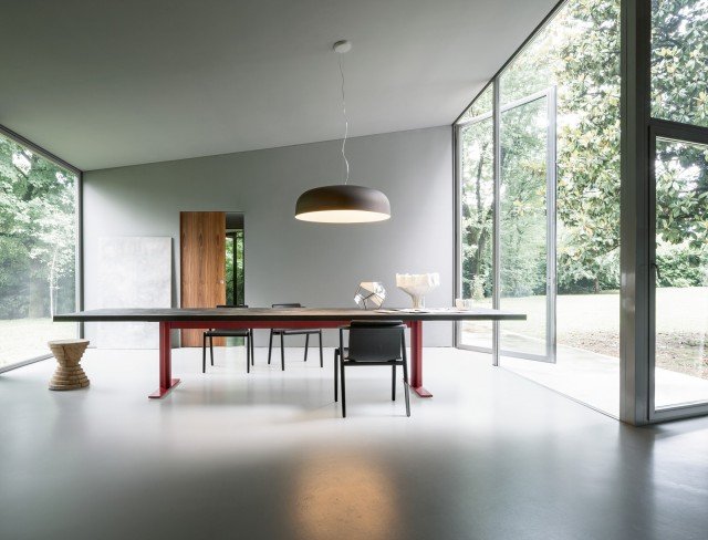 Memo (design Piero Lissoni), con le sue proporzioni volutamente esagerate, è pensato per sale da pranzo di ampie dimensioni e si contraddistingue per un deciso minimalismo, formale e materico: struttura di metallo dal profilo disegnato di chiara ispirazione industriale, proposta in metallo finito color acciaio o laccata color rosso Borgogna, e piano di rovere termotrattato o con finitura pietra lavica. Il piano può essere anche realizzato su misura per lunghezze tra i tre e i quattro metri. L 300/400 x H 74,5 x P 109 cm. Memo (design Piero Lissoni), con le sue proporzioni volutamente esagerate, è pensato per sale da pranzo di ampie dimensioni e si contraddistingue per un deciso minimalismo, formale e materico: struttura di metallo dal profilo disegnato di chiara ispirazione industriale, proposta in metallo finito color acciaio o laccata color rosso Borgogna, e piano di rovere termotrattato o con finitura pietra lavica. Il piano può essere anche realizzato su misura per lunghezze tra i tre e i quattro metri. L 300/400 x H 74,5 x P 109 cm.