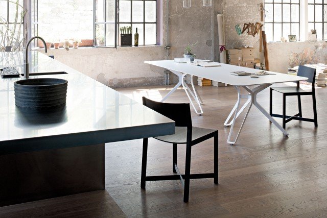 3-Pod (design Francesco Rota) rilegge in chiave contemporanea il tema del tripode: i sostegni nascono infatti dal disegno sagomato di una struttura metallica verniciata che sostiene un sottilissimo piano rettangolare dagli angoli smussati, laccato nei tanti colori della cartella Lemacolortrend. Di stile assolutamente moderno, nella forma rettangolare – disponibile però anche le versioni più ridotte tonda e sagomata – può avere il piano anche di vetro, che ne esalta la leggerezza. L 280 x H 73,5 (71,7 nella versione vetro) x P 109 (110 vetro) cm. 3-Pod (design Francesco Rota) rilegge in chiave contemporanea il tema del tripode: i sostegni nascono infatti dal disegno sagomato di una struttura metallica verniciata che sostiene un sottilissimo piano rettangolare dagli angoli smussati, laccato nei tanti colori della cartella Lemacolortrend. Di stile assolutamente moderno, nella forma rettangolare – disponibile però anche le versioni più ridotte tonda e sagomata – può avere il piano anche di vetro, che ne esalta la leggerezza. L 280 x H 73,5 (71,7 nella versione vetro) x P 109 (110 vetro) cm.