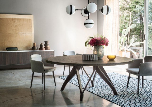 Wow (design Toan Nguyen), misurato nelle dimensioni e nell’essenzialità geometrica del piano, rivela una inaspettata forza espressiva nel movimento sinuoso della base, quasi una scultura ottenuta con un nastro di legno piegato. Perfetto per sale da pranzo dal carattere deciso, seppure di dimensioni non esagerate, è disponibile nella sola versione tonda, di legno termotrattato. Ø 160/180 x H 73 cm. Wow (design Toan Nguyen), misurato nelle dimensioni e nell’essenzialità geometrica del piano, rivela una inaspettata forza espressiva nel movimento sinuoso della base, quasi una scultura ottenuta con un nastro di legno piegato. Perfetto per sale da pranzo dal carattere deciso, seppure di dimensioni non esagerate, è disponibile nella sola versione tonda, di legno termotrattato. Ø 160/180 x H 73 cm.