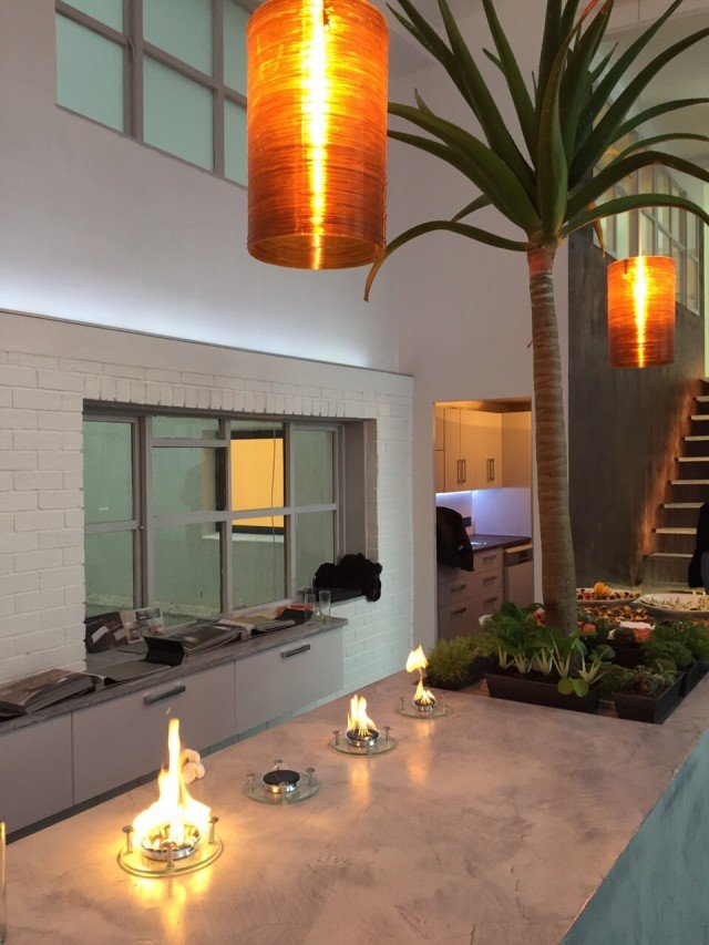 La Resina Materia di Elekta è stata usata per la ristrutturazione di un appartamento di 100 mq in centro a Cape Town. Le resine sono state utilizzate ovunque per il bagno (pavimenti, pareti, top, docce), cucina (pavimenti, top, piano cottura, mobili), il soggiorno (pavimenti e pareti) e le scale. La resina Materia è una resina ecologica a base di acqua che è possibile personalizzare scegliendo il tipo di spatolate (materia molto spatola, poco spatolata o uniforme Monolax), la texture e il grado di opacità (finitura trasparente lucida, finitura trasparente satinata e trasparente opaca). Ideale su superfici nuove e per ristrutturazioni, direttamente applicabile su piastrelle o su qualsiasi rivestimento verticale e orizzontale, occupa uno spessore massimo di 2 mm ed è resistente al graffio. Disponibile in una vastissima scelta di effetti e colori. www.elektaresine.it La Resina Materia di Elekta è stata usata per la ristrutturazione di un appartamento di 100 mq in centro a Cape Town. Le resine sono state utilizzate ovunque per il bagno (pavimenti, pareti, top, docce), cucina (pavimenti, top, piano cottura, mobili), il soggiorno (pavimenti e pareti) e le scale. La resina Materia è una resina ecologica a base di acqua che è possibile personalizzare scegliendo il tipo di spatolate (materia molto spatola, poco spatolata o uniforme Monolax), la texture e il grado di opacità (finitura trasparente lucida, finitura trasparente satinata e trasparente opaca). Ideale su superfici nuove e per ristrutturazioni, direttamente applicabile su piastrelle o su qualsiasi rivestimento verticale e orizzontale, occupa uno spessore massimo di 2 mm ed è resistente al graffio. Disponibile in una vastissima scelta di effetti e colori. www.elektaresine.it