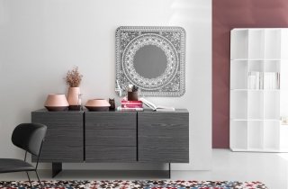 Sipario di Calligaris ha un design essenziale e pulito, le due ante prive di maniglie sono dotate del sistema di apertura a spinta; al centro è presente una comoda cassettiera. Misura L 184 x P 52,5 x H 80 cm. Prezzo 1.530 euro. www.calligaris.it Sipario di Calligaris ha un design essenziale e pulito, le due ante prive di maniglie sono dotate del sistema di apertura a spinta; al centro è presente una comoda cassettiera. Misura L 184 x P 52,5 x H 80 cm. Prezzo 1.530 euro. www.calligaris.it