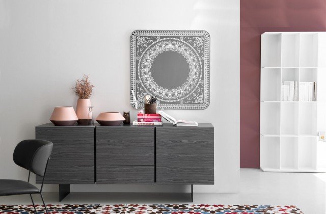 Sipario di Calligaris ha un design essenziale e pulito, le due ante prive di maniglie sono dotate del sistema di apertura a spinta; al centro è presente una comoda cassettiera. Misura L 184 x P 52,5 x H 80 cm. Prezzo 1.530 euro. www.calligaris.it Sipario di Calligaris ha un design essenziale e pulito, le due ante prive di maniglie sono dotate del sistema di apertura a spinta; al centro è presente una comoda cassettiera. Misura L 184 x P 52,5 x H 80 cm. Prezzo 1.530 euro. www.calligaris.it