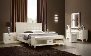 La panchetta fondo letto della Collezione Today di Ferretti e Ferretti ha il frontalino e i piedini realizzati in frassino laccato bianco; sono presenti anche un piccolo cassetto e due vani a giorno. La seduta è imbottita. Misura L 162 x P 43,5 x H 50 cm. Prezzo su richiesta . www.ferrettieferretti.it La panchetta fondo letto della Collezione Today di Ferretti e Ferretti ha il frontalino e i piedini realizzati in frassino laccato bianco; sono presenti anche un piccolo cassetto e due vani a giorno. La seduta è imbottita. Misura L 162 x P 43,5 x H 50 cm. Prezzo su richiesta . www.ferrettieferretti.it