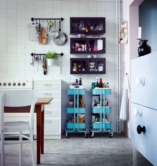 RÅskog di Ikea grazie alle dimensioni ridotte può essere utilizzato anche in spazi ristretti; il ripiano centrale è regolabile. È interamente realizzato in acciaio con rivestimento a polvere epossidico in due colori. Misura L 45 x P 35 x H 78 cm. Prezzo 49 euro. www.ikea.it RÅskog di Ikea grazie alle dimensioni ridotte può essere utilizzato anche in spazi ristretti; il ripiano centrale è regolabile. È interamente realizzato in acciaio con rivestimento a polvere epossidico in due colori. Misura L 45 x P 35 x H 78 cm. Prezzo 49 euro. www.ikea.it