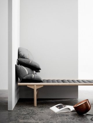Daybed di Menu in vendita su Made in design è una panca-lettino in stile scandinavo con la struttura in rovere massello chiaro; è dotata di un sottile materasso leggermente imbottito e rivestito in feltro di lana grigia. Misura L 180 x P 80 x H 40 cm. Prezzo 2.199 euro. www.madeindesign.it Daybed di Menu in vendita su Made in design è una panca-lettino in stile scandinavo con la struttura in rovere massello chiaro; è dotata di un sottile materasso leggermente imbottito e rivestito in feltro di lana grigia. Misura L 180 x P 80 x H 40 cm. Prezzo 2.199 euro. www.madeindesign.it