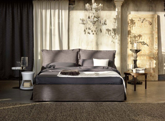 Arianne di Bontempi Casa Letti Design è caratterizzato da una testata formata da due grandi cuscini rivestiti in tessuto grigio scuro completamente sfoderabile e lavabile. Il giroletto è dotato di una mantovana a gonnellina. Misura L 185 x P 218 x H 109,50 cm. Prezzo 925 euro per la versione base. www.bontempilettidesign.it Arianne di Bontempi Casa Letti Design è caratterizzato da una testata formata da due grandi cuscini rivestiti in tessuto grigio scuro completamente sfoderabile e lavabile. Il giroletto è dotato di una mantovana a gonnellina. Misura L 185 x P 218 x H 109,50 cm. Prezzo 925 euro per la versione base. www.bontempilettidesign.it