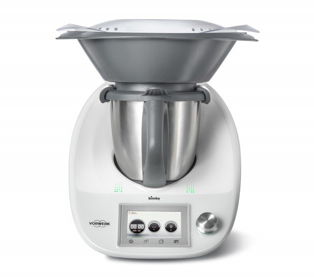 Grazie al display touch e ad una manopola per impostare le preferenze, Bimby ® prepara velocemente ogni tipo di piatto. Mescola, rimescola, taglia, trita, macina, pesa, impasta, frulla monta ed emulsiona e cucina anche a vapore. Ha coperchio dotato di sistema di chiusura automatica di sicurezza, motore che raggiunge una velocità fino a 10.700 giri al minuto e capienza del boccale in acciaio inox di 2,2 litri. Prezzo 1.189 euro. www.bimby.it. Grazie al display touch e ad una manopola per impostare le preferenze, Bimby ® prepara velocemente ogni tipo di piatto. Mescola, rimescola, taglia, trita, macina, pesa, impasta, frulla monta ed emulsiona e cucina anche a vapore. Ha coperchio dotato di sistema di chiusura automatica di sicurezza, motore che raggiunge una velocità fino a 10.700 giri al minuto e capienza del boccale in acciaio inox di 2,2 litri. Prezzo 1.189 euro. www.bimby.it.