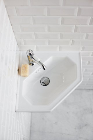 lavamani sospeso angolare di Burlington con bacino dalla forma ottagonale monoforo lavamani sospeso angolare di Burlington con bacino dalla forma ottagonale monoforo