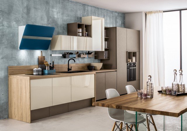 cucina con ante in tonalità beige e dettagli in laminato effetto legno Oriente di Arrex Le Cucine cucina con ante in tonalità beige e dettagli in laminato effetto legno Oriente di Arrex Le Cucine