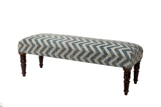 Newton di Novità Home ha un sapore rétro sottolineato dalle quattro gambe in legno tornito; la seduta è rivestita in cotone a righe zig zag. Misura L 120 x P 40 x H 45 cm. Prezzo 243 euro. www.novitahome.it Newton di Novità Home ha un sapore rétro sottolineato dalle quattro gambe in legno tornito; la seduta è rivestita in cotone a righe zig zag. Misura L 120 x P 40 x H 45 cm. Prezzo 243 euro. www.novitahome.it