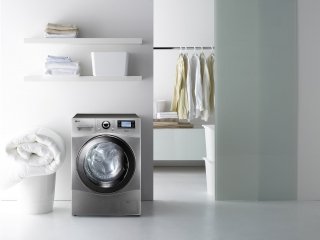La lavasciuga LG modello F1695RDH7 consente di lavare fino a 12 kg e asciugarne 8 kg. E’ dotata del motore 6 Motion Direct Drive per lavare come a mano e della tecnologia Eco Hybrid, che permette di scegliere fra due tipi di asciugatura: condensazione ad acqua (per risparmiare tempo) oppure condensazione ad aria (per risparmiare acqua). In classe A, misura L 60 x P 64 x H 85 cm. Prezzo 1.299 euro. www.lge.it La lavasciuga LG modello F1695RDH7 consente di lavare fino a 12 kg e asciugarne 8 kg. E’ dotata del motore 6 Motion Direct Drive per lavare come a mano e della tecnologia Eco Hybrid, che permette di scegliere fra due tipi di asciugatura: condensazione ad acqua (per risparmiare tempo) oppure condensazione ad aria (per risparmiare acqua). In classe A, misura L 60 x P 64 x H 85 cm. Prezzo 1.299 euro. www.lge.it