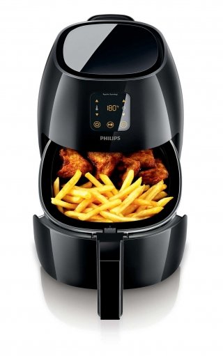 Airfryer XL di Philips grazie alla tecnologia brevettata Rapid Air, consente di friggere con un solo cucchiaio d’olio. Inoltre può arrostire, cuocere al forno e grigliare. Ha capacità di 1,2 kg per preparare piatti per 5 persone e grazie al touch screen digitale si può controllare il tempo e la temperatura di cottura in modo semplice e preciso. Prezzo 299,99 euro. www.philips.it Airfryer XL di Philips grazie alla tecnologia brevettata Rapid Air, consente di friggere con un solo cucchiaio d’olio. Inoltre può arrostire, cuocere al forno e grigliare. Ha capacità di 1,2 kg per preparare piatti per 5 persone e grazie al touch screen digitale si può controllare il tempo e la temperatura di cottura in modo semplice e preciso. Prezzo 299,99 euro. www.philips.it