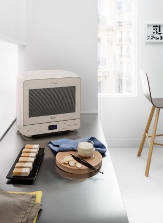 Il microonde Whirlpool Max Chocolate ha 5 ricette preimpostate per il cioccolato: cioccolato temperato, cioccolato fuso, cioccolata calda, crema pasticcera al cioccolato e pasticcini al cacao. E’ fornito con set completo di accessori per preparare un intero menu al cioccolato, ha una capacità interna di 13 litri e è possibile inserirvi un piatto rotante fino a 28 cm di diametro. Misura L 39 x P 35 x H 36 cm. Prezzo in via di definizione. www.whirlpool.it Il microonde Whirlpool Max Chocolate ha 5 ricette preimpostate per il cioccolato: cioccolato temperato, cioccolato fuso, cioccolata calda, crema pasticcera al cioccolato e pasticcini al cacao. E’ fornito con set completo di accessori per preparare un intero menu al cioccolato, ha una capacità interna di 13 litri e è possibile inserirvi un piatto rotante fino a 28 cm di diametro. Misura L 39 x P 35 x H 36 cm. Prezzo in via di definizione. www.whirlpool.it