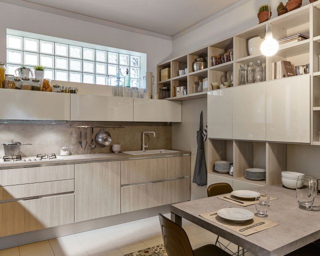 cucina con ante in finitura Rigato Beige con inserti Lattemiele Plus e top in laminato Ruggine Mika Carrera.Go di Veneta Cucine cucina con ante in finitura Rigato Beige con inserti Lattemiele Plus e top in laminato Ruggine Mika Carrera.Go di Veneta Cucine