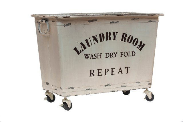 GF 322 di Novità Home si ispira ai modelli porta biancheria degli alberghi; è realizzato in metallo e ha uno stile vintage che lo rende speciale. Misura L 76 x P 41,5 x H 51 cm. Prezzo 190 euro. www.novitahome.com GF 322 di Novità Home si ispira ai modelli porta biancheria degli alberghi; è realizzato in metallo e ha uno stile vintage che lo rende speciale. Misura L 76 x P 41,5 x H 51 cm. Prezzo 190 euro. www.novitahome.com