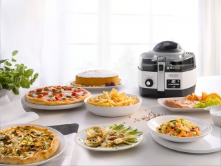 Multifry di De'Longhi unisce le caratteristiche di una friggitrice low-oil a quelle di un multicooker perché consente di friggere anche cibi freschi con una minima quantità di olio e di preparare tante ricette diverse dal risotto al cous cous a stufati e pizze. Ha potenza di 1.400 watt, capienza fino a 1,7 kg di patate fresche e coperchio trasparente per il controllo della cottura. Prezzo 300 euro. www.delonghi.com Multifry di De'Longhi unisce le caratteristiche di una friggitrice low-oil a quelle di un multicooker perché consente di friggere anche cibi freschi con una minima quantità di olio e di preparare tante ricette diverse dal risotto al cous cous a stufati e pizze. Ha potenza di 1.400 watt, capienza fino a 1,7 kg di patate fresche e coperchio trasparente per il controllo della cottura. Prezzo 300 euro. www.delonghi.com