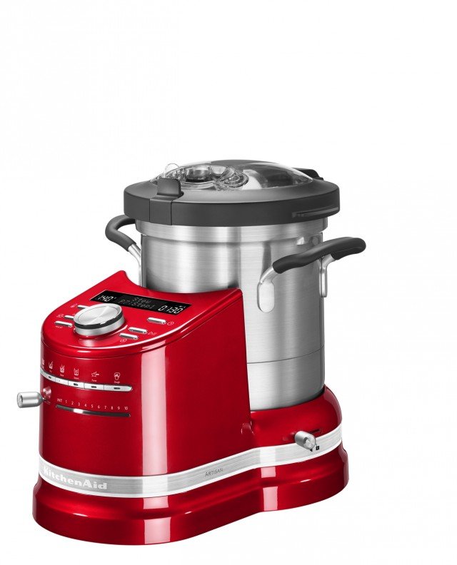 Cook Processor Artisan di KitchenAid è pensato per gestire tutte le fasi della preparazione di un piatto. Può fare tutto davvero tutto: bollire, friggere, cuocere a vapore, stufare e impastare, tritare, frullare, fare il purè, emulsionare, montare e mescolare. Compatto e maneggevole, ha il corpo in metallo pressofuso e la pentola di cottura capiente 4,5 litri in acciaio inossidabile con maniglie ergonomiche. Prezzo 999 euro. www.kitchenaid.it Cook Processor Artisan di KitchenAid è pensato per gestire tutte le fasi della preparazione di un piatto. Può fare tutto davvero tutto: bollire, friggere, cuocere a vapore, stufare e impastare, tritare, frullare, fare il purè, emulsionare, montare e mescolare. Compatto e maneggevole, ha il corpo in metallo pressofuso e la pentola di cottura capiente 4,5 litri in acciaio inossidabile con maniglie ergonomiche. Prezzo 999 euro. www.kitchenaid.it