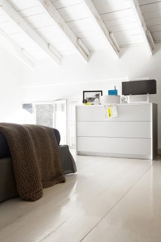 cassettiera Password di Calligaris in legno laccato bianco cassettiera Password di Calligaris in legno laccato bianco