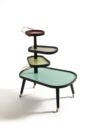 Sushi Kart di Colè ricorda i carrelli degli anni Cinquanta ed è dotato di due vassoi fissi e due girevoli in Mdf laccato nero: i ripiani sono in vetro laccato in quattro colori diversi nelle tonalità pastello. Le maniglie e le ruote sono in metallo dorato. Misura L 50 x P 72 x H 89 cm. Prezzo su richiesta. www.coleitalia.it Sushi Kart di Colè ricorda i carrelli degli anni Cinquanta ed è dotato di due vassoi fissi e due girevoli in Mdf laccato nero: i ripiani sono in vetro laccato in quattro colori diversi nelle tonalità pastello. Le maniglie e le ruote sono in metallo dorato. Misura L 50 x P 72 x H 89 cm. Prezzo su richiesta. www.coleitalia.it