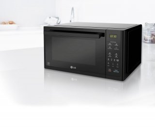 Grazie all’innovativa combinazione di doppio grill, al carbone vegetale e al quarzo, ogni piatto con il microonde MJ3294BAB LightwaveTM di LG risulta perfettamente rosolato all’esterno, senza dispersione di liquidi all’interno. La combinazione delle 3 diverse temperature del grill con le 3 velocità della ventola permette di creare 6 modalità di cottura e 32 programmi automatici. Misura L 36,8 x P 35,7 x H 24 cm. Prezzo 269 euro. www.lge.it Grazie all’innovativa combinazione di doppio grill, al carbone vegetale e al quarzo, ogni piatto con il microonde MJ3294BAB LightwaveTM di LG risulta perfettamente rosolato all’esterno, senza dispersione di liquidi all’interno. La combinazione delle 3 diverse temperature del grill con le 3 velocità della ventola permette di creare 6 modalità di cottura e 32 programmi automatici. Misura L 36,8 x P 35,7 x H 24 cm. Prezzo 269 euro. www.lge.it