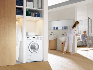 Prima dell'asciugatura nella lavasciuga WT 2796 WPM di Miele i capi vengono smossi con un flusso di aria calda e centrifugati a intervalli regolari per ridurre la percentuale di acqua presente nel bucato risparmiando tempo ed energia. In classe di efficienza energetica A, misura L 59,5 x P 57,7 x H 85 cm. Prezzo 2.599 euro. www.mieleitalia.it Prima dell'asciugatura nella lavasciuga WT 2796 WPM di Miele i capi vengono smossi con un flusso di aria calda e centrifugati a intervalli regolari per ridurre la percentuale di acqua presente nel bucato risparmiando tempo ed energia. In classe di efficienza energetica A, misura L 59,5 x P 57,7 x H 85 cm. Prezzo 2.599 euro. www.mieleitalia.it