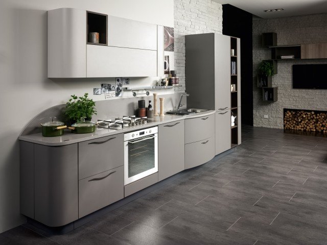 cucina con profilo stondato in nobilitato opaco Iron nelle sfumature delicate del grigio Maya di Stosa cucina con profilo stondato in nobilitato opaco Iron nelle sfumature delicate del grigio Maya di Stosa