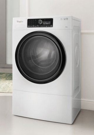 La lavatrice Premium + di Whirlpool ha capacità di 12 kg, è in classe energetica A+++ -60% e ha oblò grande 34,5 cm. E’ dotata di tecnologia 6° Senso che dosa automaticamente detersivo e ammorbidente e grazie a una App può essere controllata da remoto. Misura L 59,5 x P 64 x H 85 cm. Prezzo 1.299 euro. www.whirlpool.it La lavatrice Premium + di Whirlpool ha capacità di 12 kg, è in classe energetica A+++ -60% e ha oblò grande 34,5 cm. E’ dotata di tecnologia 6° Senso che dosa automaticamente detersivo e ammorbidente e grazie a una App può essere controllata da remoto. Misura L 59,5 x P 64 x H 85 cm. Prezzo 1.299 euro. www.whirlpool.it