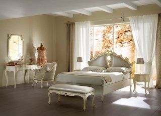 Sissi di Cantori è realizzata in legno massello scolpito a mano. La seduta è imbottita in gomma a due densità e rivestita in tessuto con passamaneria e imbullonatura. Misura L 110 x P 45 x H 44 cm. Prezzo 1.599 euro per la versione base. www.cantori.it Sissi di Cantori è realizzata in legno massello scolpito a mano. La seduta è imbottita in gomma a due densità e rivestita in tessuto con passamaneria e imbullonatura. Misura L 110 x P 45 x H 44 cm. Prezzo 1.599 euro per la versione base. www.cantori.it