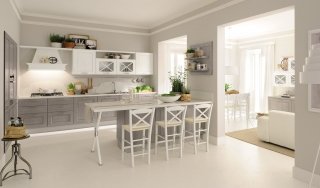 cucina in legno massello con finitura Grigio Fumo decapé e Bianco a poro aperto Agnese di Cucine Lube cucina in legno massello con finitura Grigio Fumo decapé e Bianco a poro aperto Agnese di Cucine Lube