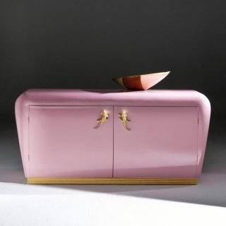 Miu, Milano Collection di Rozzoni Mobili è un modello sartoriale reso speciale dalla struttura laccata rosa lucido con lo zoccolo in foglia oro; le maniglie raffiguranti due coccodrilli in bronzo dorato impreziosiscono le ante. Misura L 185 x P 52 x H 86 cm. Prezzo su richiesta. www.rozzonimobili.it Miu, Milano Collection di Rozzoni Mobili è un modello sartoriale reso speciale dalla struttura laccata rosa lucido con lo zoccolo in foglia oro; le maniglie raffiguranti due coccodrilli in bronzo dorato impreziosiscono le ante. Misura L 185 x P 52 x H 86 cm. Prezzo su richiesta. www.rozzonimobili.it