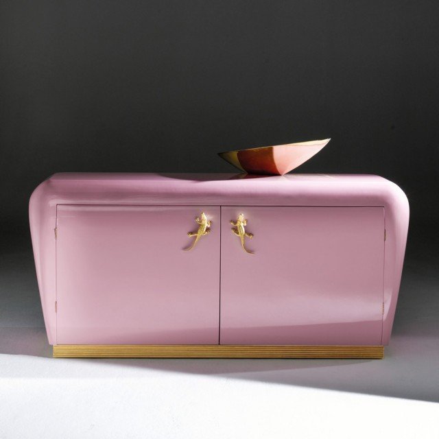 Miu, Milano Collection di Rozzoni Mobili è un modello sartoriale reso speciale dalla struttura laccata rosa lucido con lo zoccolo in foglia oro; le maniglie raffiguranti due coccodrilli in bronzo dorato impreziosiscono le ante. Misura L 185 x P 52 x H 86 cm. Prezzo su richiesta. www.rozzonimobili.it Miu, Milano Collection di Rozzoni Mobili è un modello sartoriale reso speciale dalla struttura laccata rosa lucido con lo zoccolo in foglia oro; le maniglie raffiguranti due coccodrilli in bronzo dorato impreziosiscono le ante. Misura L 185 x P 52 x H 86 cm. Prezzo su richiesta. www.rozzonimobili.it