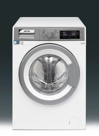 Con capacità di 11 kg, la lavabiancheria WHT1114LSIT di Smeg è regolabile su 16 programmi tra cui anche quello epr i piumoni. L’oblò è grande 34 cm. Misura L 60 x P 62 x H 84 cm. Prezzo 889 euro. www.smeg.it Con capacità di 11 kg, la lavabiancheria WHT1114LSIT di Smeg è regolabile su 16 programmi tra cui anche quello epr i piumoni. L’oblò è grande 34 cm. Misura L 60 x P 62 x H 84 cm. Prezzo 889 euro. www.smeg.it