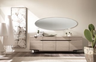 Arturo di Cantori è realizzata in legno sagomato impiallacciato in castagno grigio spazzolato; all’interno è presente un ripiano in vetro. Le gambe sono in fusione di alluminio. Misura L 226 x P 52 x H 76 cm. Prezzo 4.258 euro. www.cantori.it Arturo di Cantori è realizzata in legno sagomato impiallacciato in castagno grigio spazzolato; all’interno è presente un ripiano in vetro. Le gambe sono in fusione di alluminio. Misura L 226 x P 52 x H 76 cm. Prezzo 4.258 euro. www.cantori.it