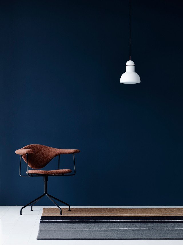 Rivisitazione a sospensione di un classico, Type 75 Maxi Pendant di Anglepoise (design sir Kenneth Grange) è il dono adatto per gli amici amanti dello stile british: dalle linee semplici eppure fortemente caratterizzate, declinata solo in tre colori architettonici con finitura opaca – bianco, grigio, nero –, può essere usata anche in composizione ripetuta. Ha corpo di alluminio con diffusore di polipropilene stampato a iniezione e piccoli dettagli metallici alluminio spazzolato o rame anodizzato a seconda della tinta scelta. Misura Ø 23 x H 26 cm. Prezzo a partire da 250 euro. www.anglepoise.com Rivisitazione a sospensione di un classico, Type 75 Maxi Pendant di Anglepoise (design sir Kenneth Grange) è il dono adatto per gli amici amanti dello stile british: dalle linee semplici eppure fortemente caratterizzate, declinata solo in tre colori architettonici con finitura opaca – bianco, grigio, nero –, può essere usata anche in composizione ripetuta. Ha corpo di alluminio con diffusore di polipropilene stampato a iniezione e piccoli dettagli metallici alluminio spazzolato o rame anodizzato a seconda della tinta scelta. Misura Ø 23 x H 26 cm. Prezzo a partire da 250 euro. www.anglepoise.com