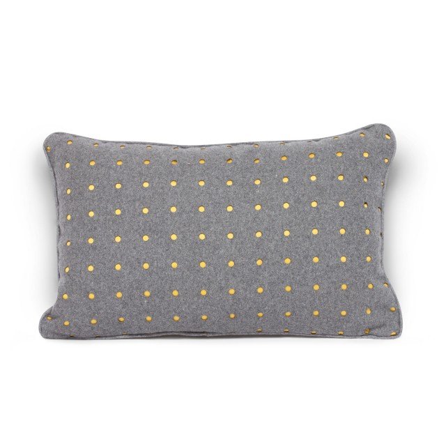 Cuscino Jessy: La fodera esterna in feltro laserata crea un gioco di colore con la fodera interna colorata. Dimensioni: 50x30 cm. Prezzo al pubblico: €19,90 Cuscino Jessy: La fodera esterna in feltro laserata crea un gioco di colore con la fodera interna colorata. Dimensioni: 50x30 cm. Prezzo al pubblico: €19,90