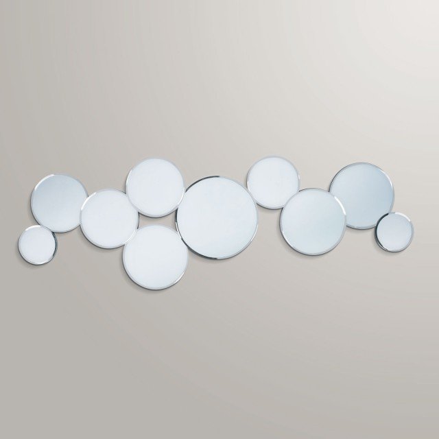 Specchiera Cerchi: Uno specchio che si compone di tanti cerchi di diverse dimensioni, per giocare con la forma pur mantenendo l'essenzialità di una nuvola Specchiera Cerchi: Uno specchio che si compone di tanti cerchi di diverse dimensioni, per giocare con la forma pur mantenendo l'essenzialità di una nuvola