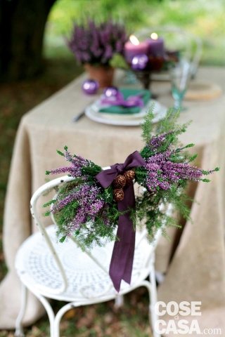 decorazione natalizia con erica dai colori viola