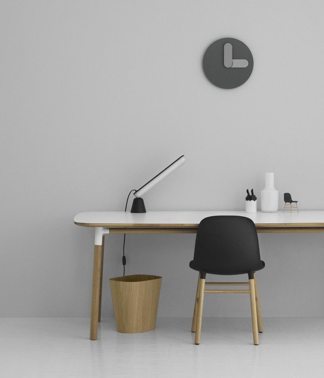 Bold di Normann Copenhagen (design Jonas Wagell) è un orologio da parete che trae ispirazione dal mondo della tipografia, in cui i caratteri in grassetto, quelli più “paffuti” da cui trae anche il nome, attirano maggiormente l’attenzione. Ridotto all’essenziale, è fortemente iconografico e nel contempo “simpatico”. Disponibile in tre varianti cromatiche (bianco e nero, tre tonalità di grigio, color petrolio e rosa e verde) è realizzato in acciaio verniciato. Ø 35 cm, prezzo 61,25 euro. www.normann-copenhagen.com Bold di Normann Copenhagen (design Jonas Wagell) è un orologio da parete che trae ispirazione dal mondo della tipografia, in cui i caratteri in grassetto, quelli più “paffuti” da cui trae anche il nome, attirano maggiormente l’attenzione. Ridotto all’essenziale, è fortemente iconografico e nel contempo “simpatico”. Disponibile in tre varianti cromatiche (bianco e nero, tre tonalità di grigio, color petrolio e rosa e verde) è realizzato in acciaio verniciato. Ø 35 cm, prezzo 61,25 euro. www.normann-copenhagen.com