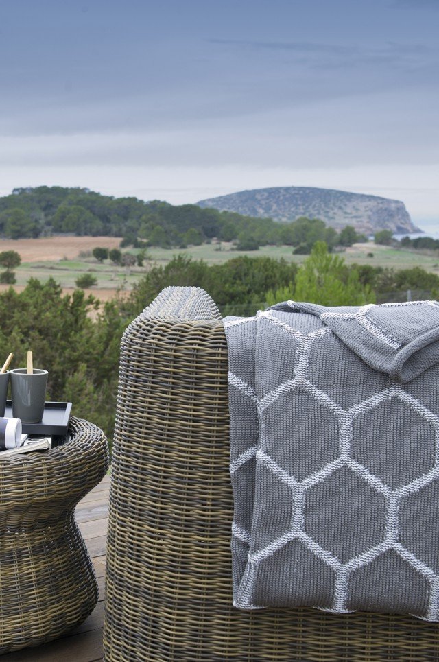 Tricot di Unopiù (design Paola Navone) è una rilettura contemporanea e funzionale della vecchia coperta lavorata a maglia. Calda, morbida e avvolgente, è realizzata con una nuova fibra poliolefinica italiana brevettata, pensata per l’utilizzo all’aperto. Resistente alla luce, all’umidità, al cloro e nel contempo compatibile con le pelli più delicate, termoregolante e traspirante, galleggia e basta lavarla a 40°C con poco detersivo. Disponibile in più varianti di disegno e colore sarà la compagna inseparabile di chi festeggerà Capodanno con il naso all’insù a guardare i fuochi d’artificio. Misure 110 x 70 cm, prezzo 150 euro. www.unopiu.it Tricot di Unopiù (design Paola Navone) è una rilettura contemporanea e funzionale della vecchia coperta lavorata a maglia. Calda, morbida e avvolgente, è realizzata con una nuova fibra poliolefinica italiana brevettata, pensata per l’utilizzo all’aperto. Resistente alla luce, all’umidità, al cloro e nel contempo compatibile con le pelli più delicate, termoregolante e traspirante, galleggia e basta lavarla a 40°C con poco detersivo. Disponibile in più varianti di disegno e colore sarà la compagna inseparabile di chi festeggerà Capodanno con il naso all’insù a guardare i fuochi d’artificio. Misure 110 x 70 cm, prezzo 150 euro. www.unopiu.it