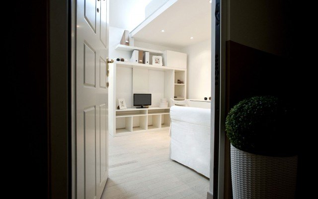 Dietro alla nuova porta d’ingresso blindata – rivestita esternamente con un pannello a riquadri color crema che richiama lo stile dei serramenti della vecchia Milano – si apre direttamente la zona giorno dell’appartamento, su cui si affaccia il soppalco dell’area notte. Il bianco, declinato in tutte le sue tonalità, è stato scelto per dare un’idea di contemporaneità e di sobrietà diffusa ma anche aumentare la luminosità. Dietro alla nuova porta d’ingresso blindata – rivestita esternamente con un pannello a riquadri color crema che richiama lo stile dei serramenti della vecchia Milano – si apre direttamente la zona giorno dell’appartamento, su cui si affaccia il soppalco dell’area notte. Il bianco, declinato in tutte le sue tonalità, è stato scelto per dare un’idea di contemporaneità e di sobrietà diffusa ma anche aumentare la luminosità.
