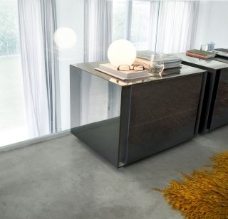 Luna (design Carlo Marelli e Massimo Molteni) è una famiglia di contenitori per la zona notte – oltre al comodino anche cassettone alto e basso – dalla linea geometricamente sobria, impreziosita da incisioni laterali e giunzioni a 45 gradi che ne alleggeriscono il volume. Disponibili nelle finiture laccate sia opache sia lucide, questi complementi possono essere scelti anche in versione rovere Moro e rovere Tabacco. Misure comodino L 60 x H 43 x P 45 cm. Luna (design Carlo Marelli e Massimo Molteni) è una famiglia di contenitori per la zona notte – oltre al comodino anche cassettone alto e basso – dalla linea geometricamente sobria, impreziosita da incisioni laterali e giunzioni a 45 gradi che ne alleggeriscono il volume. Disponibili nelle finiture laccate sia opache sia lucide, questi complementi possono essere scelti anche in versione rovere Moro e rovere Tabacco. Misure comodino L 60 x H 43 x P 45 cm.