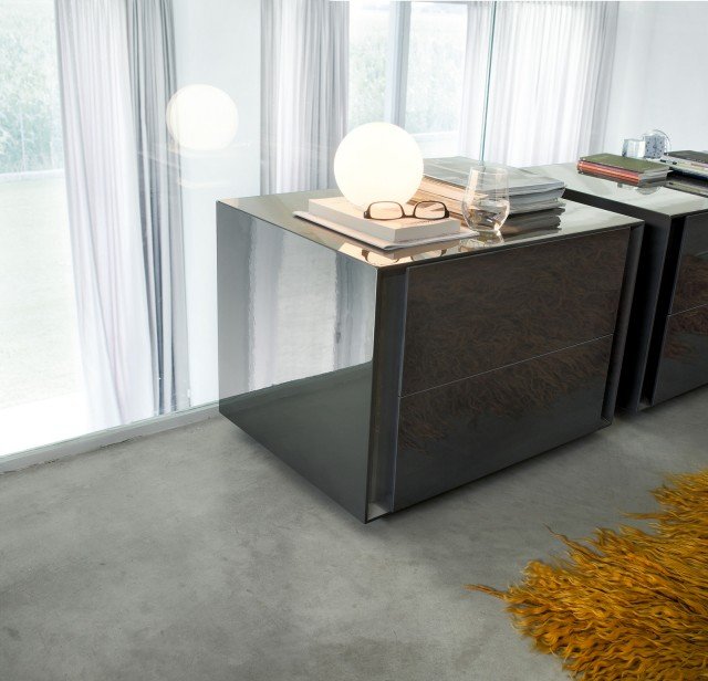 Luna (design Carlo Marelli e Massimo Molteni) è una famiglia di contenitori per la zona notte – oltre al comodino anche cassettone alto e basso – dalla linea geometricamente sobria, impreziosita da incisioni laterali e giunzioni a 45 gradi che ne alleggeriscono il volume. Disponibili nelle finiture laccate sia opache sia lucide, questi complementi possono essere scelti anche in versione rovere Moro e rovere Tabacco. Misure comodino L 60 x H 43 x P 45 cm. Luna (design Carlo Marelli e Massimo Molteni) è una famiglia di contenitori per la zona notte – oltre al comodino anche cassettone alto e basso – dalla linea geometricamente sobria, impreziosita da incisioni laterali e giunzioni a 45 gradi che ne alleggeriscono il volume. Disponibili nelle finiture laccate sia opache sia lucide, questi complementi possono essere scelti anche in versione rovere Moro e rovere Tabacco. Misure comodino L 60 x H 43 x P 45 cm.