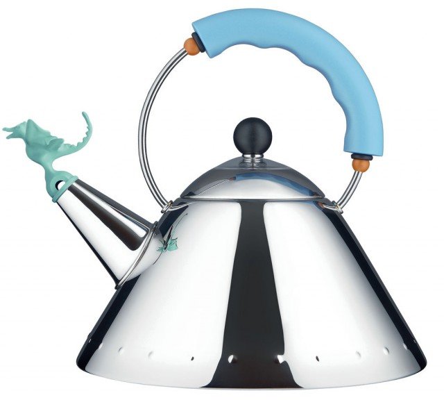 Tea Rex di Alessi (design Michael Graves) è la nuova versione ironica per festeggiare i trent’anni dell’ormai famoso bollitore. Simbolo di forza e di buona fortuna per l’anno nuovo, il drago non sputa fuoco ma vapore e fischia quando l’acqua bolle. Di acciaio inossidabile 18/10 ha manico e fischietto di PA e fondo di acciaio inossidabile magnetico. Ø 22 cm. Prezzo 110 euro con il fischietto verde giada (disponibile anche metallizzato rame). www.alessi.com Tea Rex di Alessi (design Michael Graves) è la nuova versione ironica per festeggiare i trent’anni dell’ormai famoso bollitore. Simbolo di forza e di buona fortuna per l’anno nuovo, il drago non sputa fuoco ma vapore e fischia quando l’acqua bolle. Di acciaio inossidabile 18/10 ha manico e fischietto di PA e fondo di acciaio inossidabile magnetico. Ø 22 cm. Prezzo 110 euro con il fischietto verde giada (disponibile anche metallizzato rame). www.alessi.com